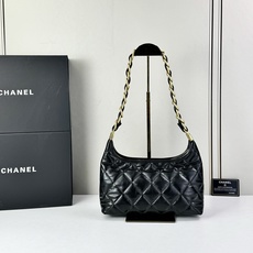 CHANEL24A系列新款腋下hobo今年的秋冬带来的惊喜简直不要太多了该系列多采用油蜡皮,质感软糯但挺 CHANEL24A系列新款腋下hobo今年的秋冬带来的惊喜简直不要太多了该系列多采用油蜡皮,质感软糯但挺