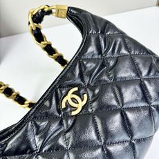 CHANEL24A系列新款腋下hobo今年的秋冬带来的惊喜简直不要太多了该系列多采用油蜡皮,质感软糯但挺 CHANEL24A系列新款腋下hobo今年的秋冬带来的惊喜简直不要太多了该系列多采用油蜡皮,质感软糯但挺