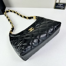 CHANEL24A系列新款腋下hobo今年的秋冬带来的惊喜简直不要太多了该系列多采用油蜡皮,质感软糯但挺 CHANEL24A系列新款腋下hobo今年的秋冬带来的惊喜简直不要太多了该系列多采用油蜡皮,质感软糯但挺