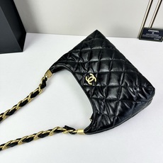 CHANEL24A系列新款腋下hobo今年的秋冬带来的惊喜简直不要太多了该系列多采用油蜡皮,质感软糯但挺 CHANEL24A系列新款腋下hobo今年的秋冬带来的惊喜简直不要太多了该系列多采用油蜡皮,质感软糯但挺