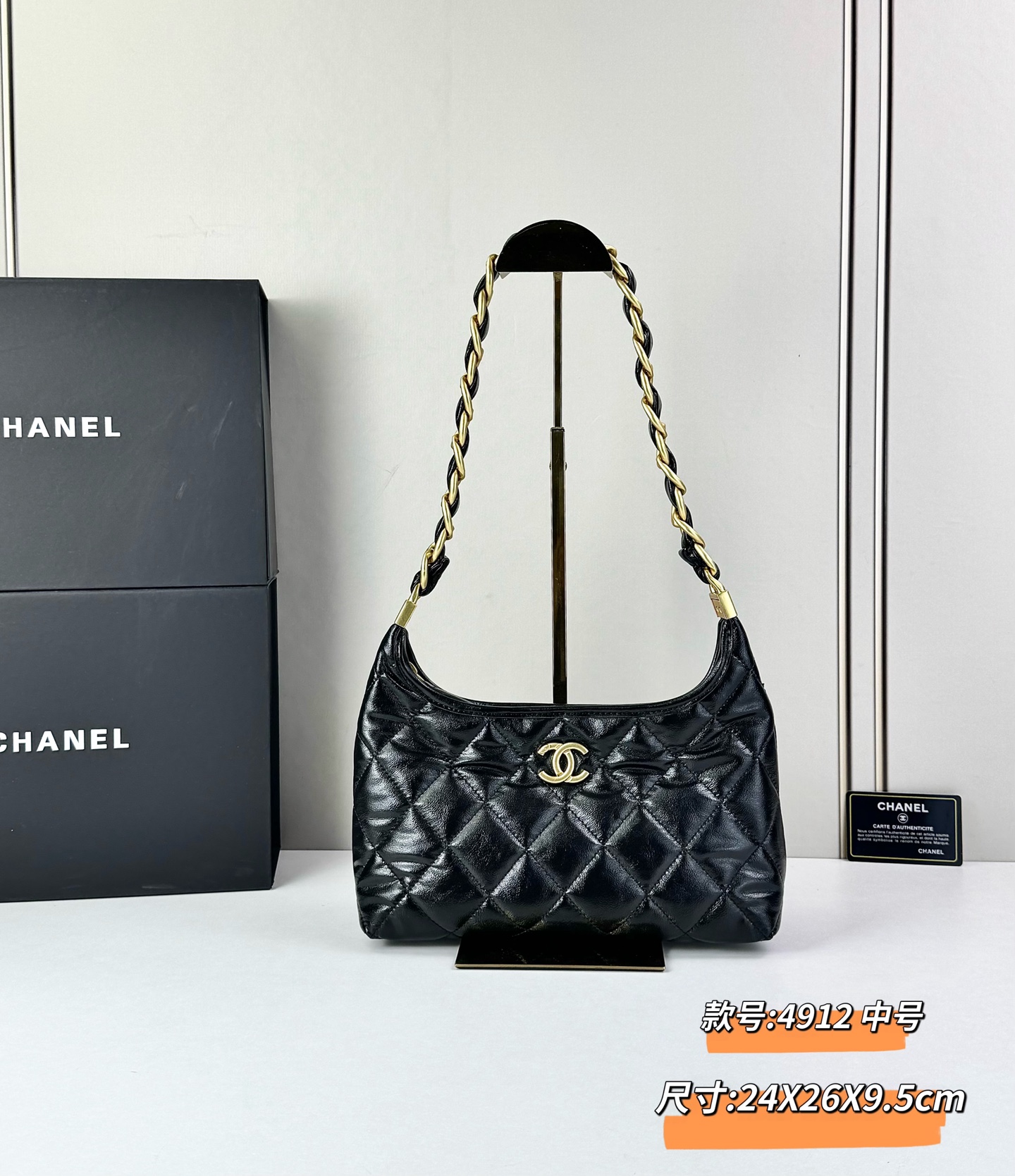 CHANEL24A系列新款腋下hobo今年的秋冬带来的惊喜简直不要太多了该系列多采用油蜡皮，质感软糯但挺