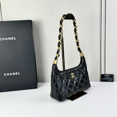 CHANEL24A系列新款腋下hobo今年的秋冬带来的惊喜简直不要太多了该系列多采用油蜡皮,质感软糯但挺 CHANEL24A系列新款腋下hobo今年的秋冬带来的惊喜简直不要太多了该系列多采用油蜡皮,质感软糯但挺