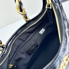 CHANEL24A系列新款腋下hobo今年的秋冬带来的惊喜简直不要太多了该系列多采用油蜡皮,质感软糯但挺 CHANEL24A系列新款腋下hobo今年的秋冬带来的惊喜简直不要太多了该系列多采用油蜡皮,质感软糯但挺