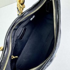 CHANEL24A系列新款腋下hobo今年的秋冬带来的惊喜简直不要太多了该系列多采用油蜡皮,质感软糯但挺 CHANEL24A系列新款腋下hobo今年的秋冬带来的惊喜简直不要太多了该系列多采用油蜡皮,质感软糯但挺