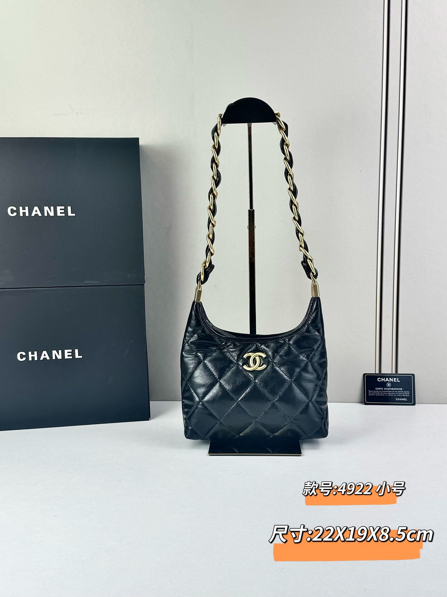 CHANEL24A系列新款腋下hobo今年的秋冬带来的惊喜简直不要太多了该系列多采用油蜡皮，质感软糯但挺