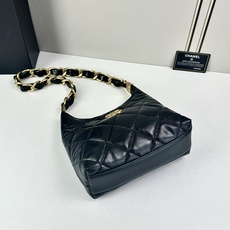 CHANEL24A系列新款腋下hobo今年的秋冬带来的惊喜简直不要太多了该系列多采用油蜡皮,质感软糯但挺 CHANEL24A系列新款腋下hobo今年的秋冬带来的惊喜简直不要太多了该系列多采用油蜡皮,质感软糯但挺