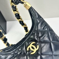 CHANEL24A系列新款腋下hobo今年的秋冬带来的惊喜简直不要太多了该系列多采用油蜡皮,质感软糯但挺 CHANEL24A系列新款腋下hobo今年的秋冬带来的惊喜简直不要太多了该系列多采用油蜡皮,质感软糯但挺