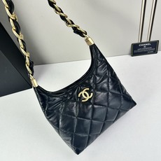 CHANEL24A系列新款腋下hobo今年的秋冬带来的惊喜简直不要太多了该系列多采用油蜡皮,质感软糯但挺 CHANEL24A系列新款腋下hobo今年的秋冬带来的惊喜简直不要太多了该系列多采用油蜡皮,质感软糯但挺
