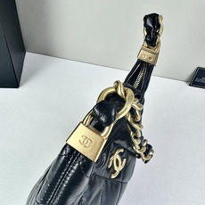 CHANEL24A系列新款腋下hobo今年的秋冬带来的惊喜简直不要太多了该系列多采用油蜡皮,质感软糯但挺 CHANEL24A系列新款腋下hobo今年的秋冬带来的惊喜简直不要太多了该系列多采用油蜡皮,质感软糯但挺