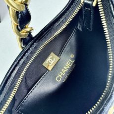CHANEL24A系列新款腋下hobo今年的秋冬带来的惊喜简直不要太多了该系列多采用油蜡皮,质感软糯但挺 CHANEL24A系列新款腋下hobo今年的秋冬带来的惊喜简直不要太多了该系列多采用油蜡皮,质感软糯但挺