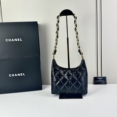 CHANEL24A系列新款腋下hobo今年的秋冬带来的惊喜简直不要太多了该系列多采用油蜡皮,质感软糯但挺 CHANEL24A系列新款腋下hobo今年的秋冬带来的惊喜简直不要太多了该系列多采用油蜡皮,质感软糯但挺