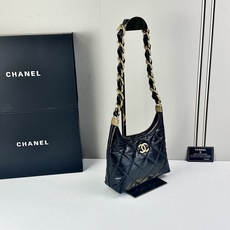 CHANEL24A系列新款腋下hobo今年的秋冬带来的惊喜简直不要太多了该系列多采用油蜡皮,质感软糯但挺 CHANEL24A系列新款腋下hobo今年的秋冬带来的惊喜简直不要太多了该系列多采用油蜡皮,质感软糯但挺