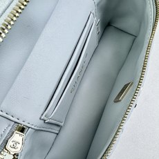 Chanel 25C 早春LP盒子手提包👜新元素设计的一款链条⛓️手提包链条🉑️拆卸手腕顶部保留经典小双 Chanel 25C 早春LP盒子手提包👜新元素设计的一款链条⛓️手提包链条🉑️拆卸手腕顶部保留经典小双