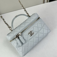 Chanel 25C 早春LP盒子手提包👜新元素设计的一款链条⛓️手提包链条🉑️拆卸手腕顶部保留经典小双 Chanel 25C 早春LP盒子手提包👜新元素设计的一款链条⛓️手提包链条🉑️拆卸手腕顶部保留经典小双