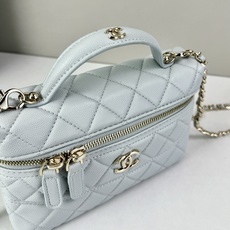 Chanel 25C 早春LP盒子手提包👜新元素设计的一款链条⛓️手提包链条🉑️拆卸手腕顶部保留经典小双 Chanel 25C 早春LP盒子手提包👜新元素设计的一款链条⛓️手提包链条🉑️拆卸手腕顶部保留经典小双