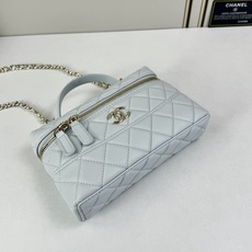 Chanel 25C 早春LP盒子手提包👜新元素设计的一款链条⛓️手提包链条🉑️拆卸手腕顶部保留经典小双 Chanel 25C 早春LP盒子手提包👜新元素设计的一款链条⛓️手提包链条🉑️拆卸手腕顶部保留经典小双