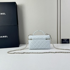 Chanel 25C 早春LP盒子手提包👜新元素设计的一款链条⛓️手提包链条🉑️拆卸手腕顶部保留经典小双 Chanel 25C 早春LP盒子手提包👜新元素设计的一款链条⛓️手提包链条🉑️拆卸手腕顶部保留经典小双