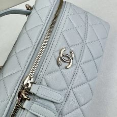 Chanel 25C 早春LP盒子手提包👜新元素设计的一款链条⛓️手提包链条🉑️拆卸手腕顶部保留经典小双 Chanel 25C 早春LP盒子手提包👜新元素设计的一款链条⛓️手提包链条🉑️拆卸手腕顶部保留经典小双