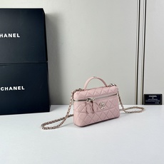 Chanel 25C 早春LP盒子手提包👜新元素设计的一款链条⛓️手提包链条🉑️拆卸手腕顶部保留经典小双 Chanel 25C 早春LP盒子手提包👜新元素设计的一款链条⛓️手提包链条🉑️拆卸手腕顶部保留经典小双