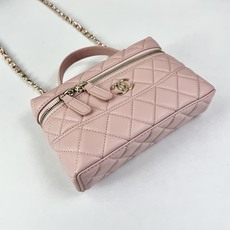 Chanel 25C 早春LP盒子手提包👜新元素设计的一款链条⛓️手提包链条🉑️拆卸手腕顶部保留经典小双 Chanel 25C 早春LP盒子手提包👜新元素设计的一款链条⛓️手提包链条🉑️拆卸手腕顶部保留经典小双