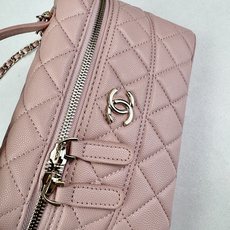 Chanel 25C 早春LP盒子手提包👜新元素设计的一款链条⛓️手提包链条🉑️拆卸手腕顶部保留经典小双 Chanel 25C 早春LP盒子手提包👜新元素设计的一款链条⛓️手提包链条🉑️拆卸手腕顶部保留经典小双