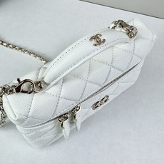 Chanel 25C 早春LP盒子手提包👜新元素设计的一款链条⛓️手提包链条🉑️拆卸手腕顶部保留经典小双 Chanel 25C 早春LP盒子手提包👜新元素设计的一款链条⛓️手提包链条🉑️拆卸手腕顶部保留经典小双
