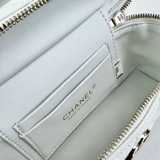 Chanel 25C 早春LP盒子手提包👜新元素设计的一款链条⛓️手提包链条🉑️拆卸手腕顶部保留经典小双 Chanel 25C 早春LP盒子手提包👜新元素设计的一款链条⛓️手提包链条🉑️拆卸手腕顶部保留经典小双