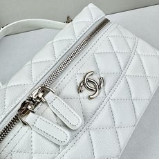 Chanel 25C 早春LP盒子手提包👜新元素设计的一款链条⛓️手提包链条🉑️拆卸手腕顶部保留经典小双 Chanel 25C 早春LP盒子手提包👜新元素设计的一款链条⛓️手提包链条🉑️拆卸手腕顶部保留经典小双