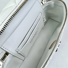 Chanel 25C 早春LP盒子手提包👜新元素设计的一款链条⛓️手提包链条🉑️拆卸手腕顶部保留经典小双 Chanel 25C 早春LP盒子手提包👜新元素设计的一款链条⛓️手提包链条🉑️拆卸手腕顶部保留经典小双