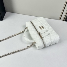 Chanel 25C 早春LP盒子手提包👜新元素设计的一款链条⛓️手提包链条🉑️拆卸手腕顶部保留经典小双 Chanel 25C 早春LP盒子手提包👜新元素设计的一款链条⛓️手提包链条🉑️拆卸手腕顶部保留经典小双