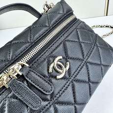 Chanel 25C 早春LP盒子手提包👜新元素设计的一款链条⛓️手提包链条🉑️拆卸手腕顶部保留经典小双 Chanel 25C 早春LP盒子手提包👜新元素设计的一款链条⛓️手提包链条🉑️拆卸手腕顶部保留经典小双