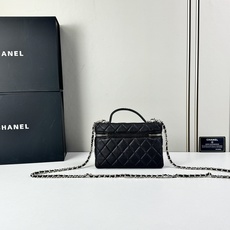 Chanel 25C 早春LP盒子手提包👜新元素设计的一款链条⛓️手提包链条🉑️拆卸手腕顶部保留经典小双 Chanel 25C 早春LP盒子手提包👜新元素设计的一款链条⛓️手提包链条🉑️拆卸手腕顶部保留经典小双