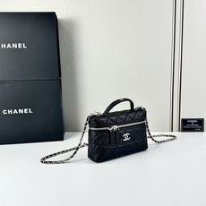 Chanel 25C 早春LP盒子手提包👜新元素设计的一款链条⛓️手提包链条🉑️拆卸手腕顶部保留经典小双 Chanel 25C 早春LP盒子手提包👜新元素设计的一款链条⛓️手提包链条🉑️拆卸手腕顶部保留经典小双