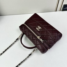 Chanel 25C 早春LP盒子手提包👜新元素设计的一款链条⛓️手提包链条🉑️拆卸手腕顶部保留经典小双 Chanel 25C 早春LP盒子手提包👜新元素设计的一款链条⛓️手提包链条🉑️拆卸手腕顶部保留经典小双