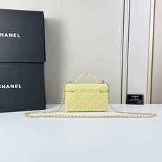 Chanel 25C 早春LP盒子手提包👜新元素设计的一款链条⛓️手提包链条🉑️拆卸手腕顶部保留经典小双 Chanel 25C 早春LP盒子手提包👜新元素设计的一款链条⛓️手提包链条🉑️拆卸手腕顶部保留经典小双