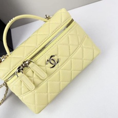Chanel 25C 早春LP盒子手提包👜新元素设计的一款链条⛓️手提包链条🉑️拆卸手腕顶部保留经典小双 Chanel 25C 早春LP盒子手提包👜新元素设计的一款链条⛓️手提包链条🉑️拆卸手腕顶部保留经典小双