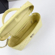 Chanel 25C 早春LP盒子手提包👜新元素设计的一款链条⛓️手提包链条🉑️拆卸手腕顶部保留经典小双 Chanel 25C 早春LP盒子手提包👜新元素设计的一款链条⛓️手提包链条🉑️拆卸手腕顶部保留经典小双