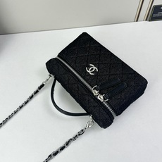 Chanel 25C 早春LP盒子手提包👜新元素设计的一款链条⛓️手提包链条🉑️拆卸手腕顶部保留经典小双 Chanel 25C 早春LP盒子手提包👜新元素设计的一款链条⛓️手提包链条🉑️拆卸手腕顶部保留经典小双