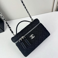 Chanel 25C 早春LP盒子手提包👜新元素设计的一款链条⛓️手提包链条🉑️拆卸手腕顶部保留经典小双 Chanel 25C 早春LP盒子手提包👜新元素设计的一款链条⛓️手提包链条🉑️拆卸手腕顶部保留经典小双