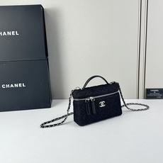 Chanel 25C 早春LP盒子手提包👜新元素设计的一款链条⛓️手提包链条🉑️拆卸手腕顶部保留经典小双 Chanel 25C 早春LP盒子手提包👜新元素设计的一款链条⛓️手提包链条🉑️拆卸手腕顶部保留经典小双