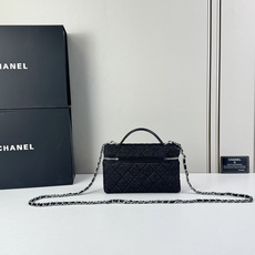 Chanel 25C 早春LP盒子手提包👜新元素设计的一款链条⛓️手提包链条🉑️拆卸手腕顶部保留经典小双 Chanel 25C 早春LP盒子手提包👜新元素设计的一款链条⛓️手提包链条🉑️拆卸手腕顶部保留经典小双