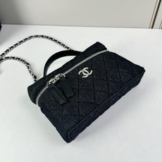 Chanel 25C 早春LP盒子手提包👜新元素设计的一款链条⛓️手提包链条🉑️拆卸手腕顶部保留经典小双 Chanel 25C 早春LP盒子手提包👜新元素设计的一款链条⛓️手提包链条🉑️拆卸手腕顶部保留经典小双