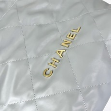 Chanel🌼垃圾袋采用柔软小牛皮,呈现出自然的褶皱感和慵懒气质,区别于传统香奈儿包的硬挺风格。标志性的 Chanel🌼垃圾袋采用柔软小牛皮,呈现出自然的褶皱感和慵懒气质,区别于传统香奈儿包的硬挺风格。标志性的