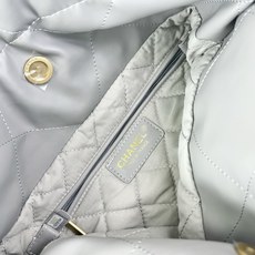 Chanel🌼垃圾袋采用柔软小牛皮,呈现出自然的褶皱感和慵懒气质,区别于传统香奈儿包的硬挺风格。标志性的 Chanel🌼垃圾袋采用柔软小牛皮,呈现出自然的褶皱感和慵懒气质,区别于传统香奈儿包的硬挺风格。标志性的