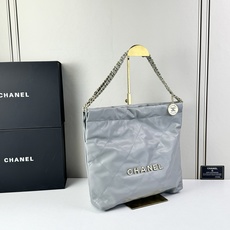 Chanel🌼垃圾袋采用柔软小牛皮,呈现出自然的褶皱感和慵懒气质,区别于传统香奈儿包的硬挺风格。标志性的 Chanel🌼垃圾袋采用柔软小牛皮,呈现出自然的褶皱感和慵懒气质,区别于传统香奈儿包的硬挺风格。标志性的