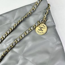 Chanel🌼垃圾袋采用柔软小牛皮,呈现出自然的褶皱感和慵懒气质,区别于传统香奈儿包的硬挺风格。标志性的 Chanel🌼垃圾袋采用柔软小牛皮,呈现出自然的褶皱感和慵懒气质,区别于传统香奈儿包的硬挺风格。标志性的