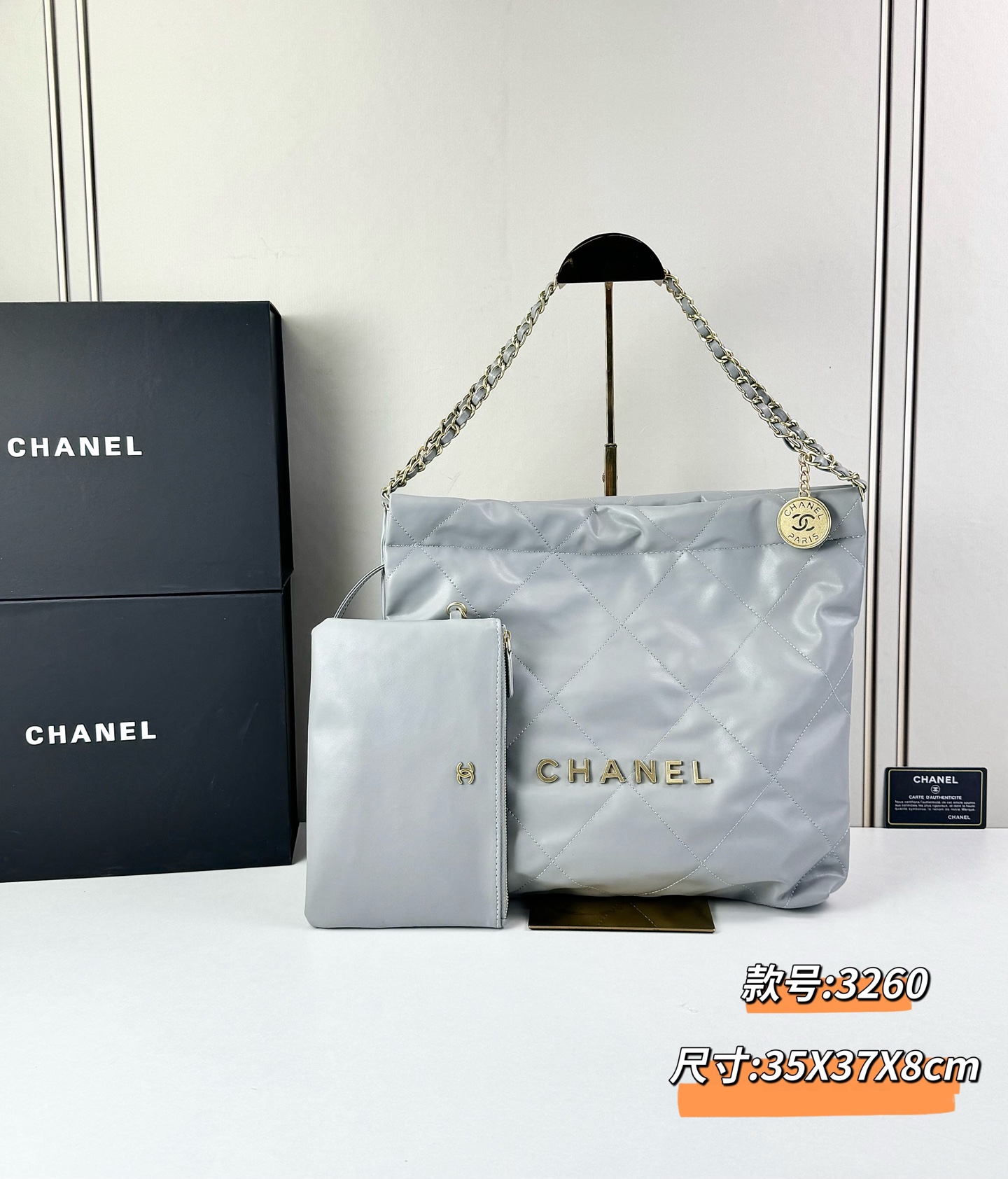 Chanel🌼垃圾袋采用柔软小牛皮，呈现出自然的褶皱感和慵懒气质，区别于传统香奈儿包的硬挺风格。标志性的