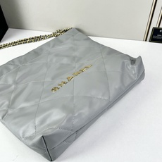 Chanel🌼垃圾袋采用柔软小牛皮,呈现出自然的褶皱感和慵懒气质,区别于传统香奈儿包的硬挺风格。标志性的 Chanel🌼垃圾袋采用柔软小牛皮,呈现出自然的褶皱感和慵懒气质,区别于传统香奈儿包的硬挺风格。标志性的