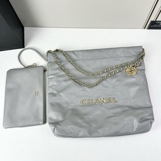 Chanel🌼垃圾袋采用柔软小牛皮,呈现出自然的褶皱感和慵懒气质,区别于传统香奈儿包的硬挺风格。标志性的 Chanel🌼垃圾袋采用柔软小牛皮,呈现出自然的褶皱感和慵懒气质,区别于传统香奈儿包的硬挺风格。标志性的