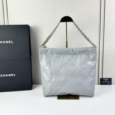 Chanel🌼垃圾袋采用柔软小牛皮,呈现出自然的褶皱感和慵懒气质,区别于传统香奈儿包的硬挺风格。标志性的 Chanel🌼垃圾袋采用柔软小牛皮,呈现出自然的褶皱感和慵懒气质,区别于传统香奈儿包的硬挺风格。标志性的